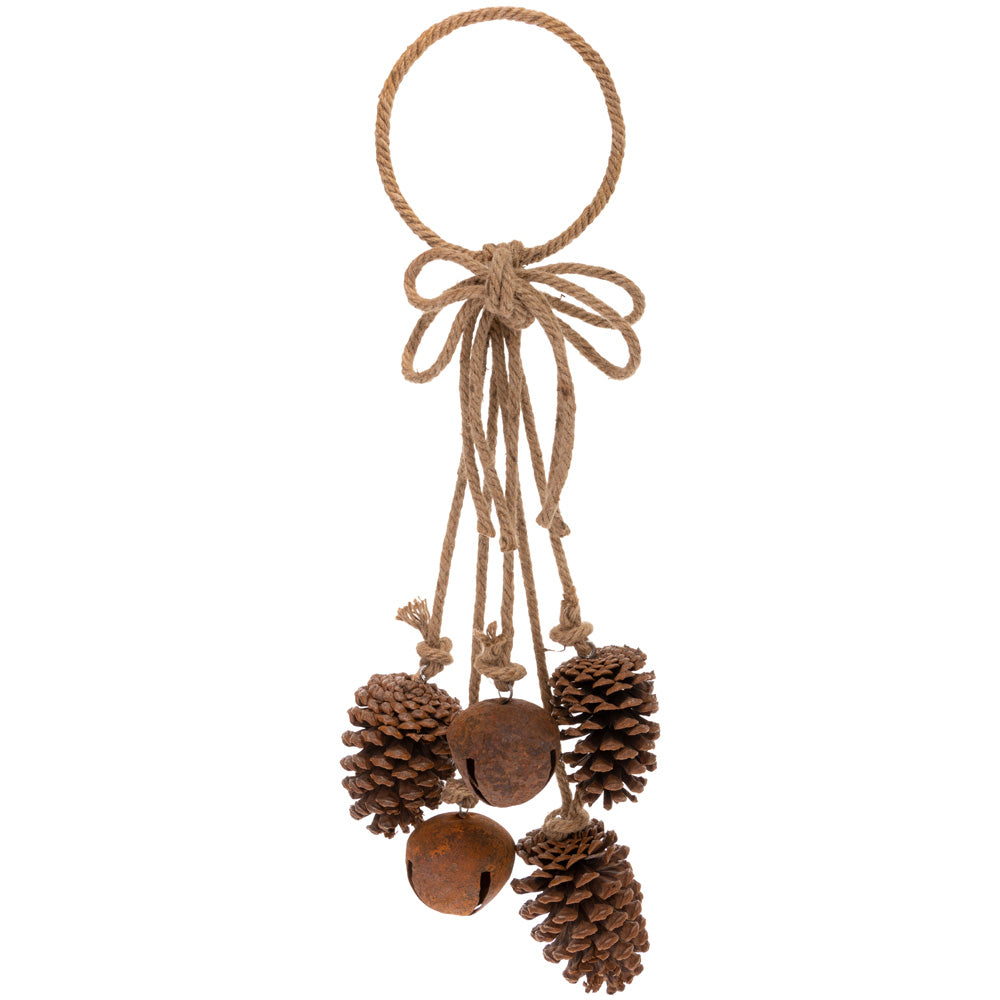 Decoración de puerta con campanas oxidadas y piñas