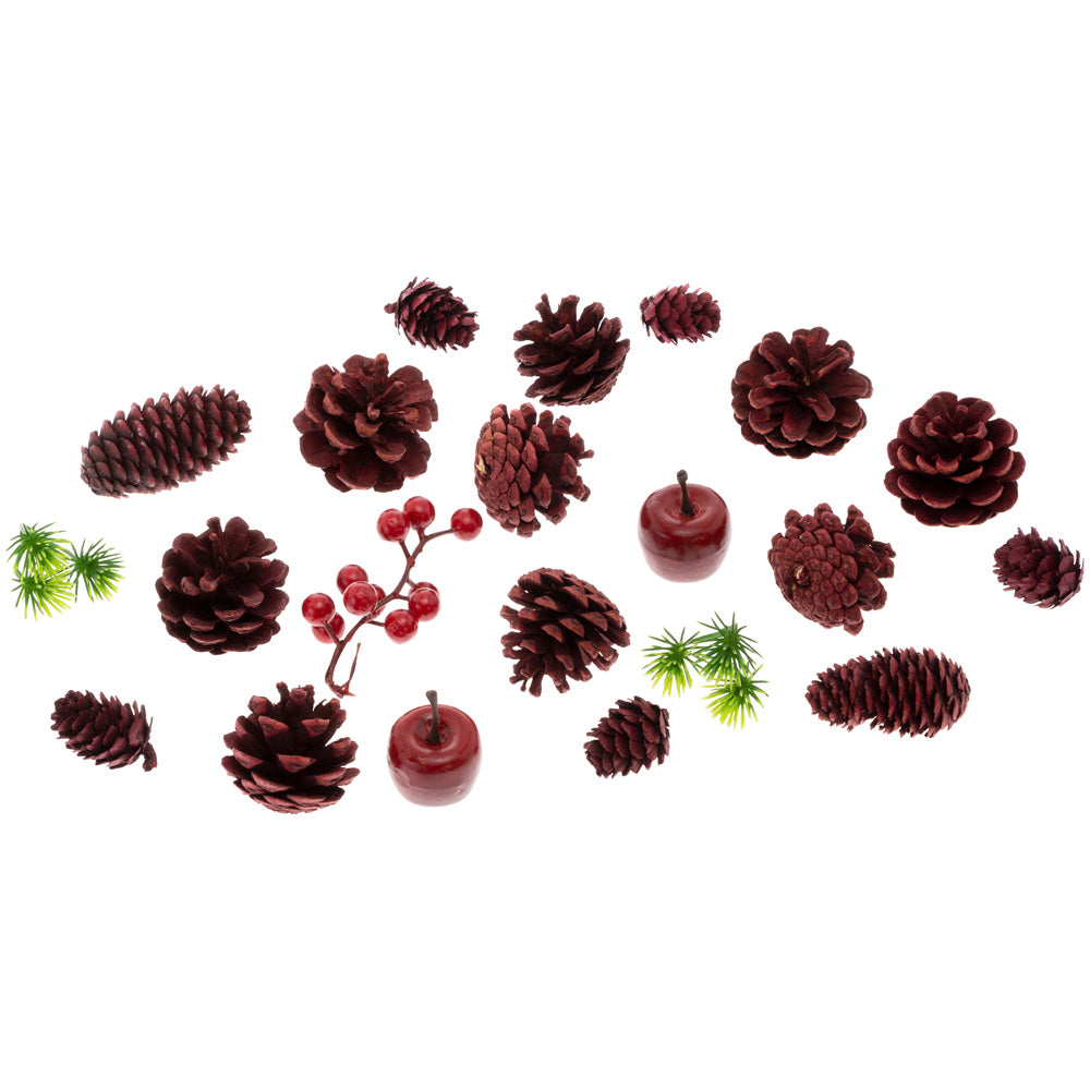 Piñas rojas y bayas esparcidas
